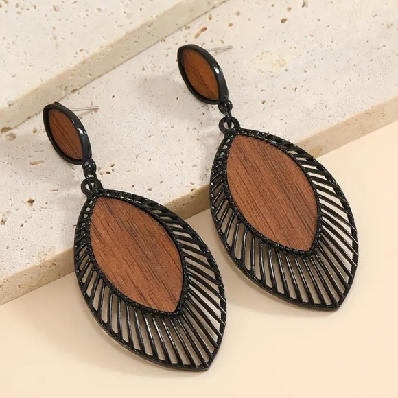 2/$25 Elegant Black and Brown Dangle Earrings NEW - Picture 1 of 4